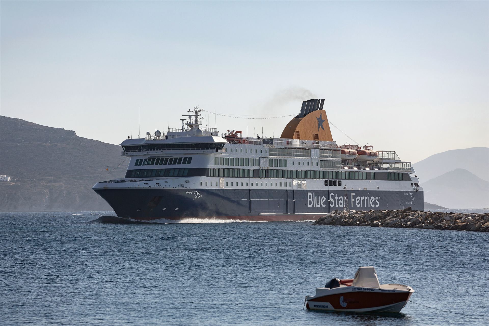 Πλοίο της Blue Star στο λιμάνι της Νάξου