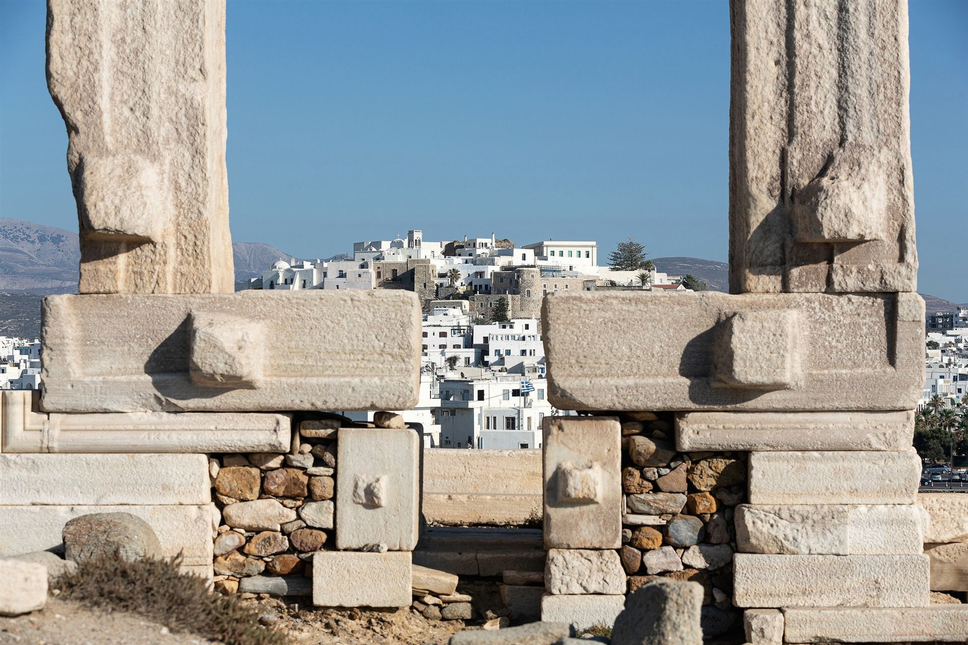 Η Πορτάρα, η μαρμάρινη πύλη του ναού του Απόλλωνα